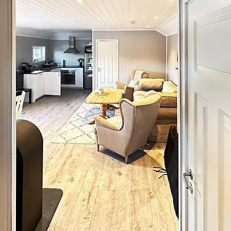 6 Person In Hornnes-by Traum *