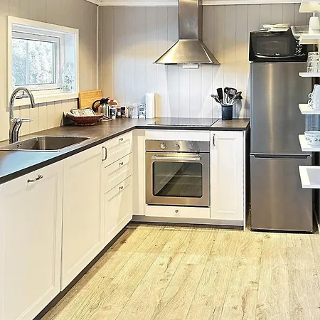 6 Person In Hornnes-by Traum *