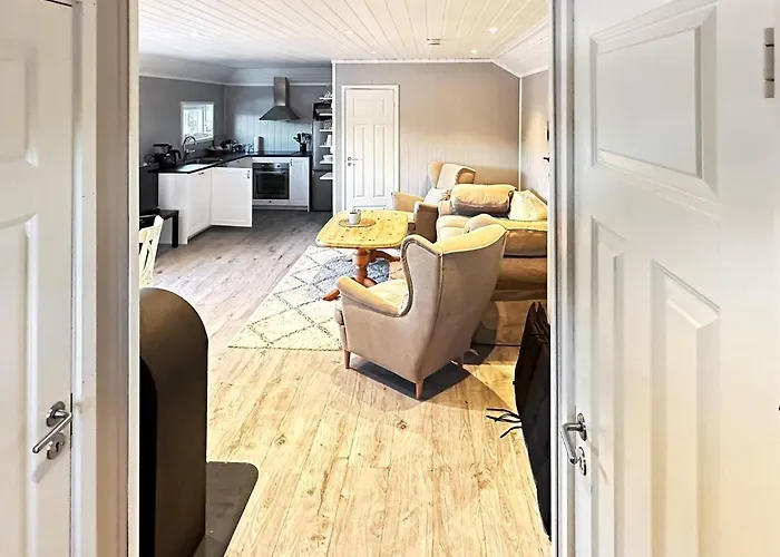 6 Person In Hornnes-by Traum *