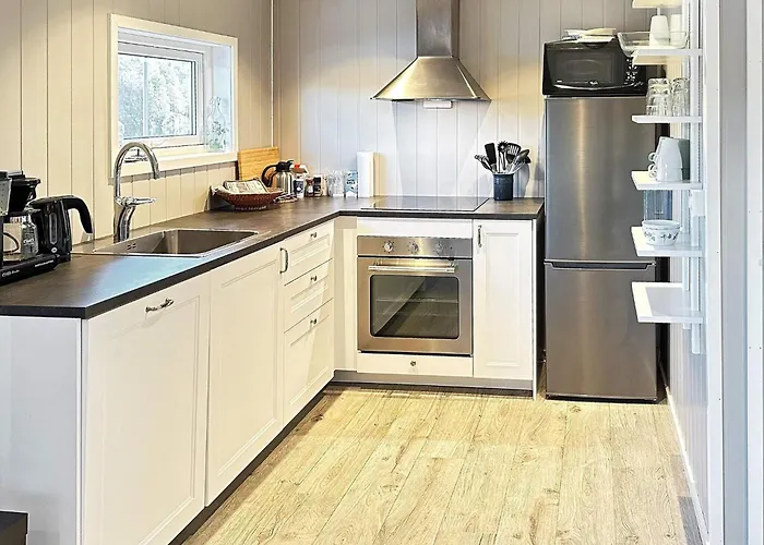 6 Person In Hornnes-by Traum *